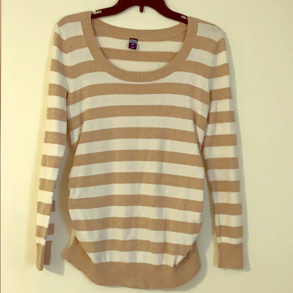 Small scoop neck maternity sweater